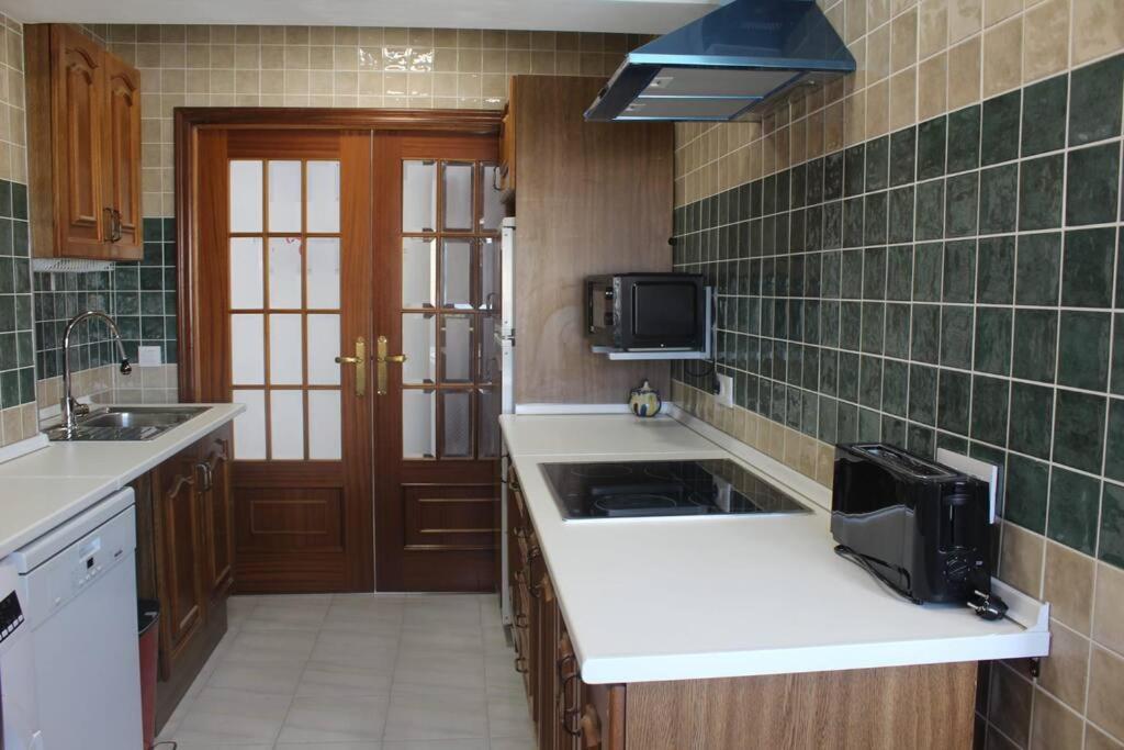 Roch2 - Modern Near Metro Apartment *